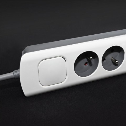 QOLTEC LISTWA ZASILAJĄCA ANTYPRZEPIĘCIOWA | 6 GNIAZD | 2 X USB | 1.8M | BIAŁO-SZARA Qoltec QOLTEC LISTWA ZASILAJĄCA ANTYPRZEPIĘCIOWA | 6 GNIAZD | 2 X USB | 1.8M | BIAŁO-SZARA Qoltec