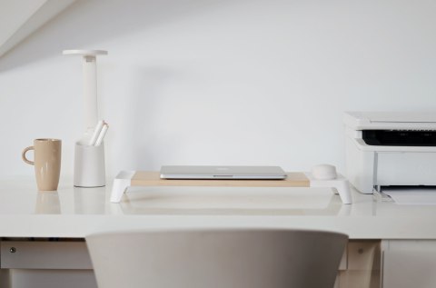 Nowoczesna lampka na biurko LED Activejet FUTURE biała z wbudowaną baterią akumulatorem wielokrotnego ładowania Activejet Nowoczesna lampka na biurko LED Activejet FUTURE biała z wbudowaną baterią akumulatorem wielokrotnego ładowania Activejet