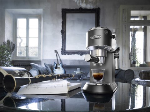 Ekspres ciśnieniowy DeLonghi Dedica Style EC 685.BK (1350W; kolor czarny) DeLonghi Ekspres ciśnieniowy DeLonghi Dedica Style EC 685.BK (1350W; kolor czarny) DeLonghi